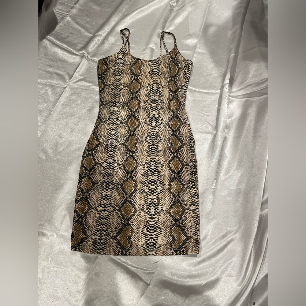 Hey there I’m selling this nice cute snake print dress